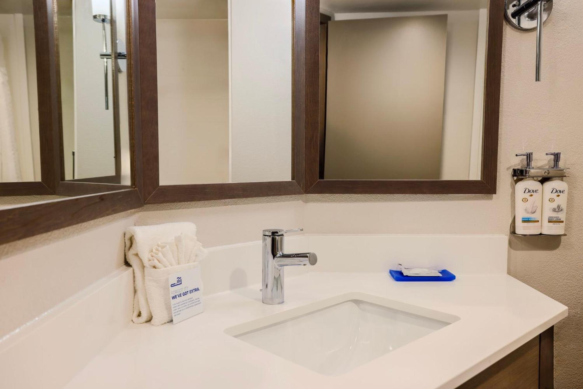 Holiday Inn Express Burlington By Ihg Buitenkant foto