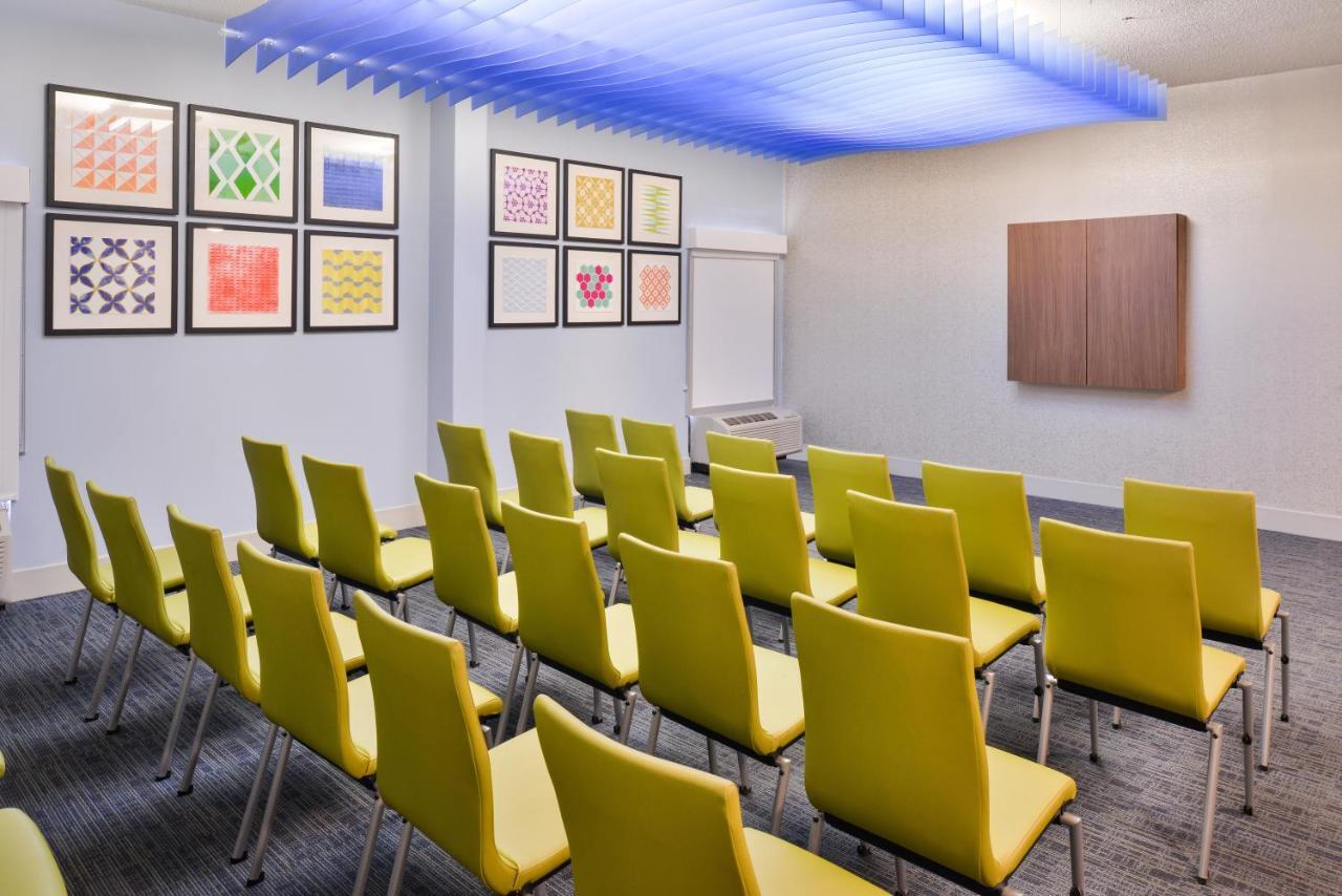 Holiday Inn Express Burlington By Ihg Buitenkant foto