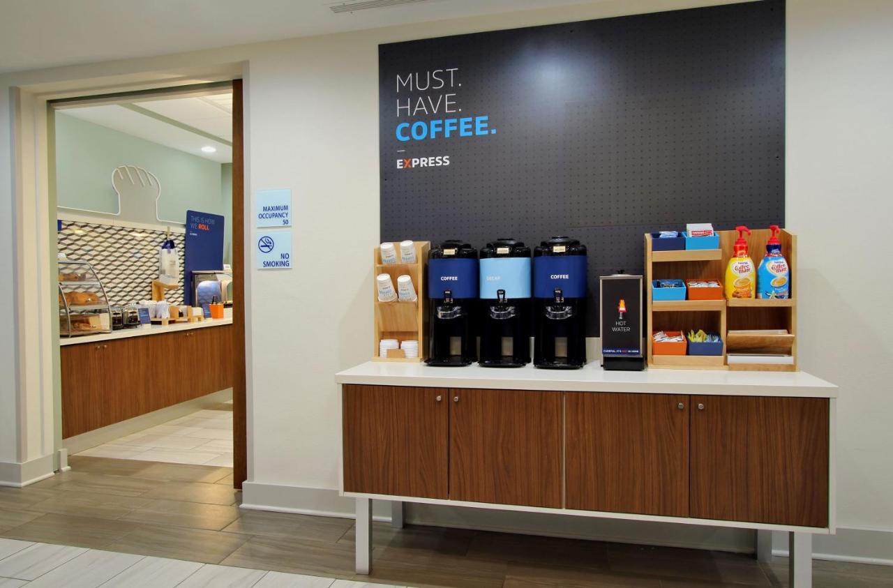 Holiday Inn Express Burlington By Ihg Buitenkant foto