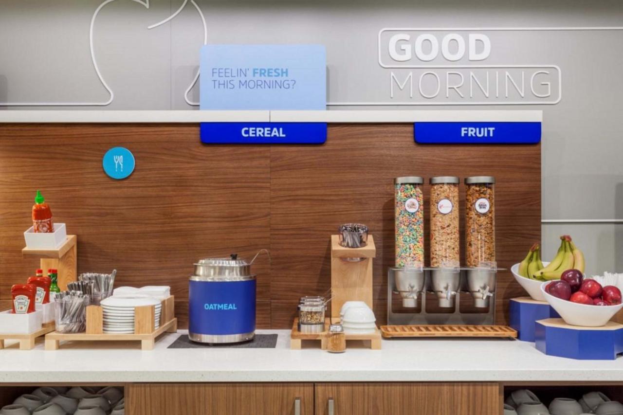 Holiday Inn Express Burlington By Ihg Buitenkant foto