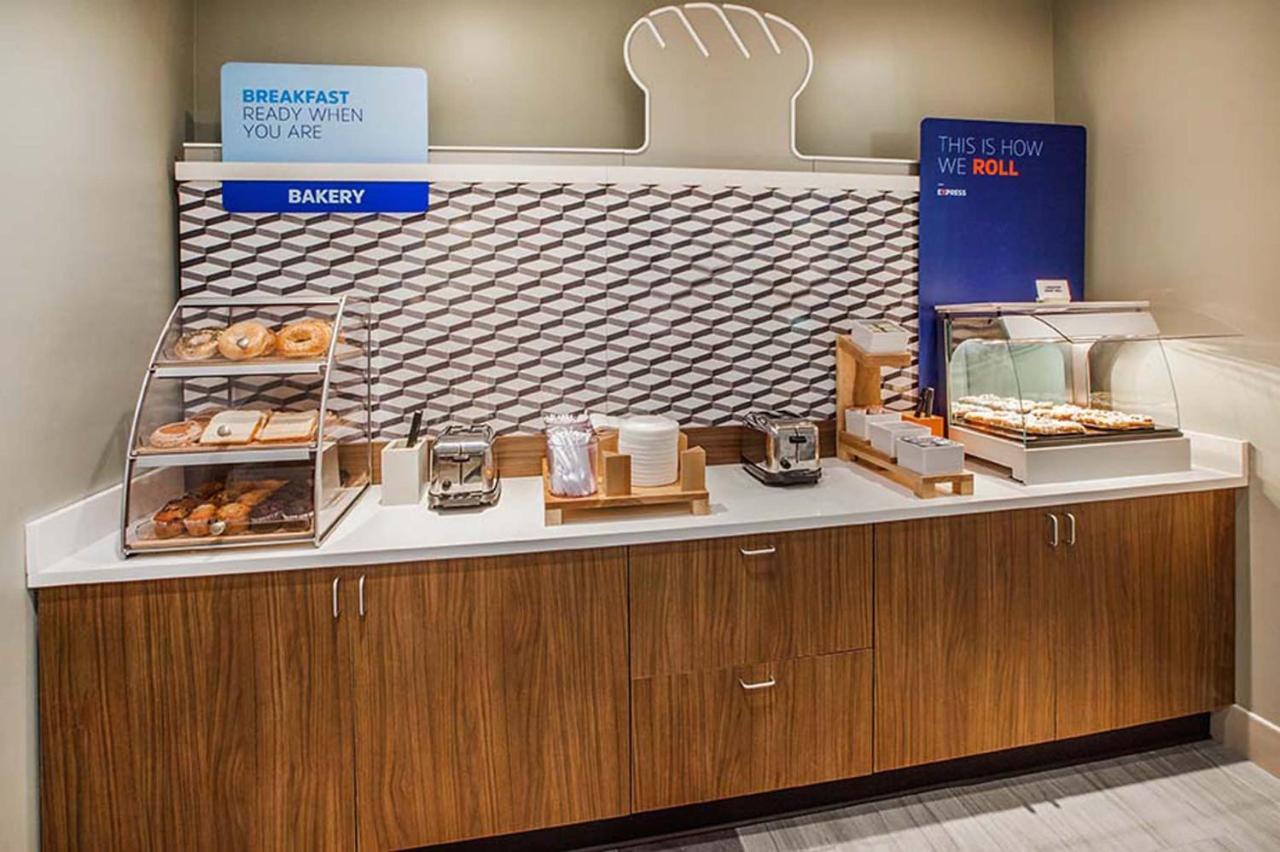 Holiday Inn Express Burlington By Ihg Buitenkant foto