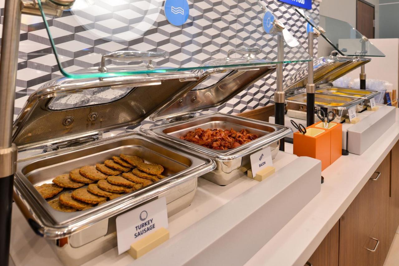 Holiday Inn Express Burlington By Ihg Buitenkant foto